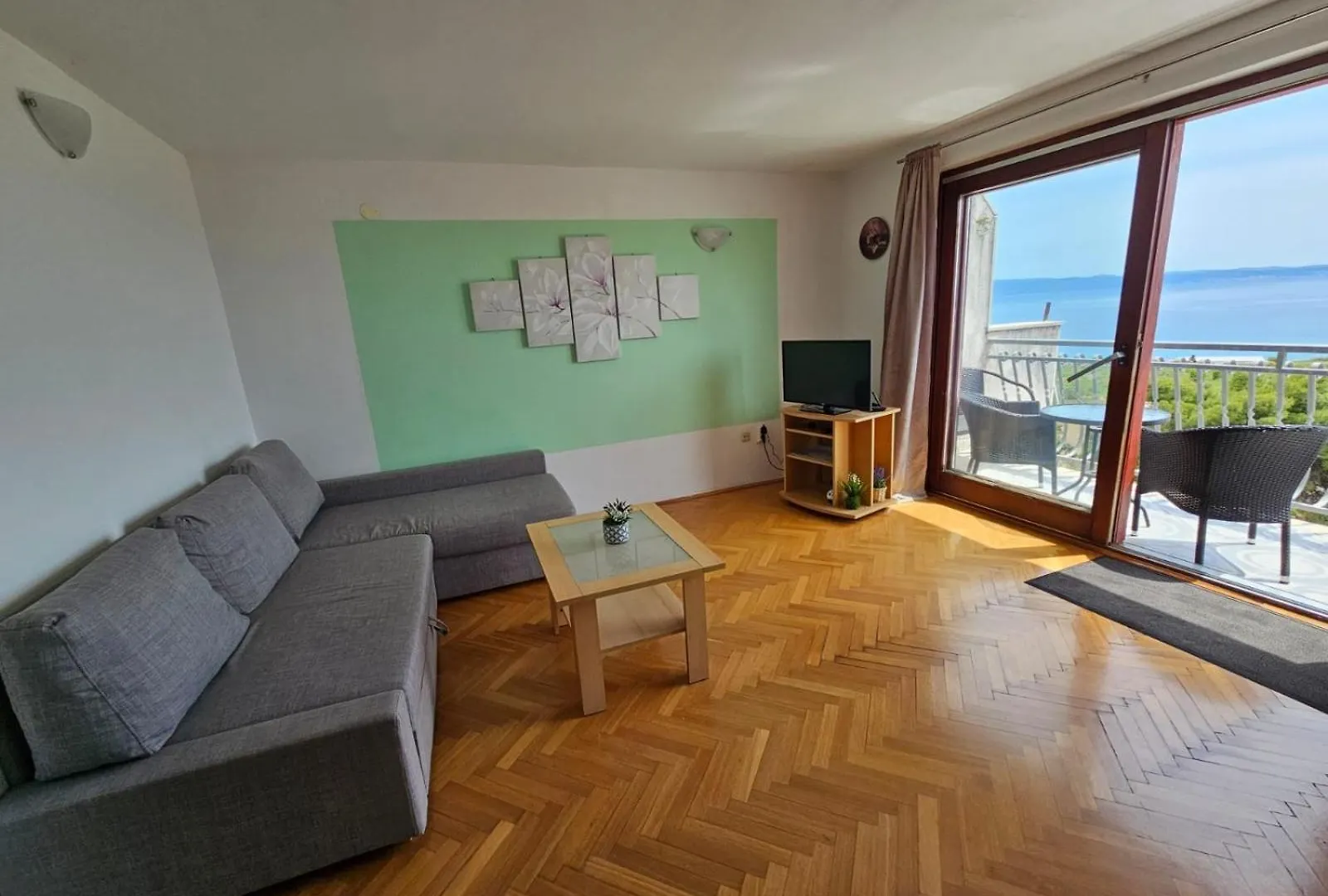 Sea View Apartment With Terrace Near The Beach Split
