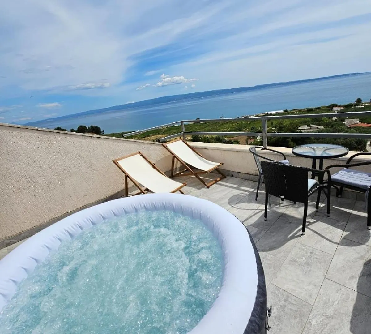 Sea View Apartment With Terrace Near The Beach Split